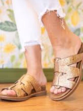 SOFFT women's balin slip on sandals in warm gold. Size 7M